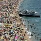 Banhistas se aglomeram na praia de Lloret de Mar, na Espanha. 