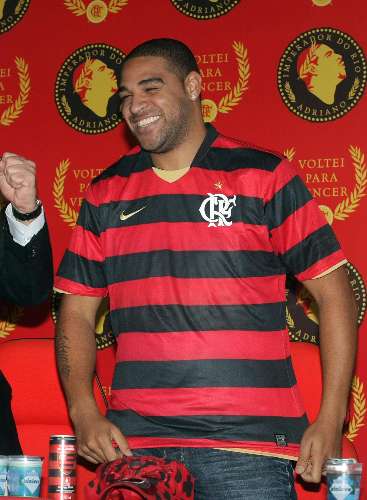 Adriano sorri com a camisa do Flamengo em sua apresentação, no Rio
