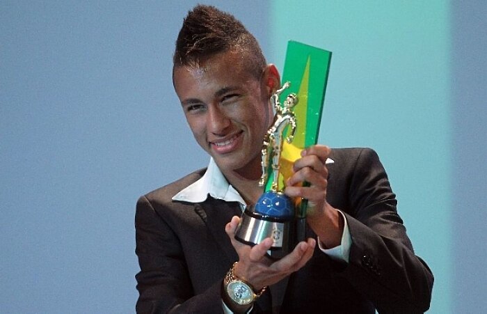 Sempre mudando o cabelo, Neymar inova e dita o visual dos mais jovens