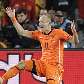 Robben escapa da defesa, dribla dois, e sai de frente com Casillas, mas o espanhol pega a bola