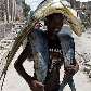 Um menino carrega peixe para o mercado em Mogadishu, na Somália