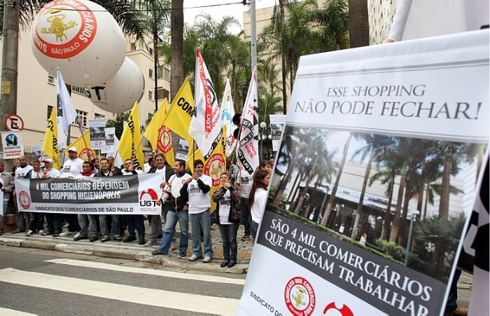 Manifestantes protestam contra fechamento do Shopping Higienópolis