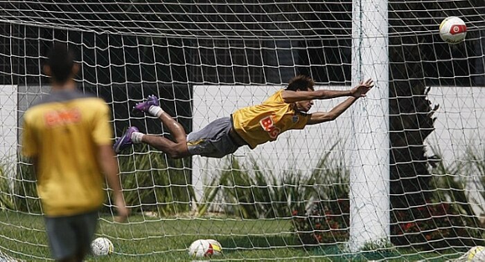 Neymar brinca no gol e titulares retornam no treino do Santos