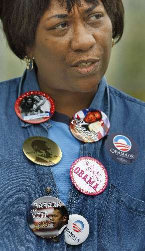 Na fila para votar na Flórida, mulher exibe coleção de botons do Obama
