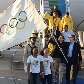 O prefeito do Rio de Janeiro, Eduardo Paes, volta de Londres com a bandeira olímpica