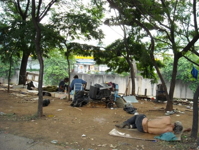 Moradores de rua as margens do Rio Tamanduateí, na avenida do Estado em São Paulo.05/08/2011