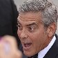 George Clooney atende fãs no tapete vermelho
