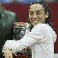 Francesca Schiavone abraça o troféu de campeã do Torneio de Moscou Francesca Schiavone abraça o troféu de campeã do Torneio de Moscou