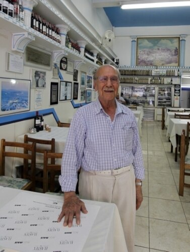 De garçom a dono de restaurante: seu Trasso chegou ao Brasil sem falar português