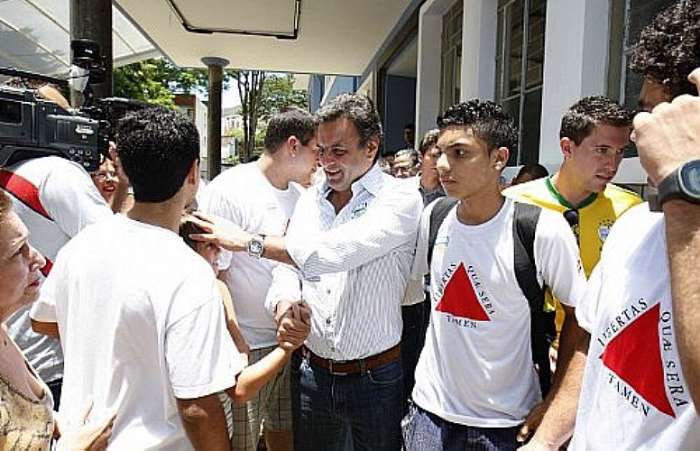 Senador eleito Aécio Neves votou neste domingo, em Belo Horizonte