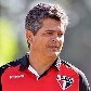 Luis Fabiano corre pelo campo, enquanto companheiros treinam com a bola no CT do São Paulo Luis Fabiano corre pelo campo, enquanto companheiros treinam com a bola no CT do São Paulo