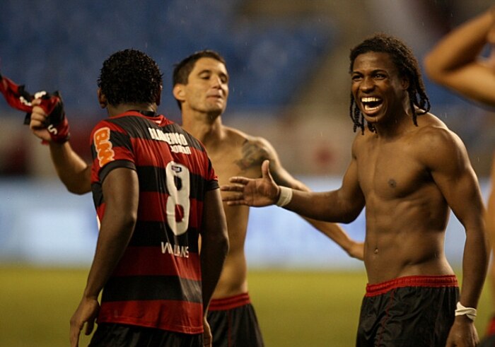 Jogadores do Flamengo comemoram vitória nos pênaltis sobre Fluminense na semifinal da Taça Rio
