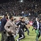 Torcida invade campo no Egito e ao menos 73 pessoas morrem Torcida invade campo no Egito e ao menos 73 pessoas morrem