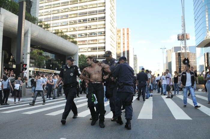 Tumulto e confusão em blitz da GCM no Shopping  Boulevard Monti Mare na av. Paulista. 11-12-2011