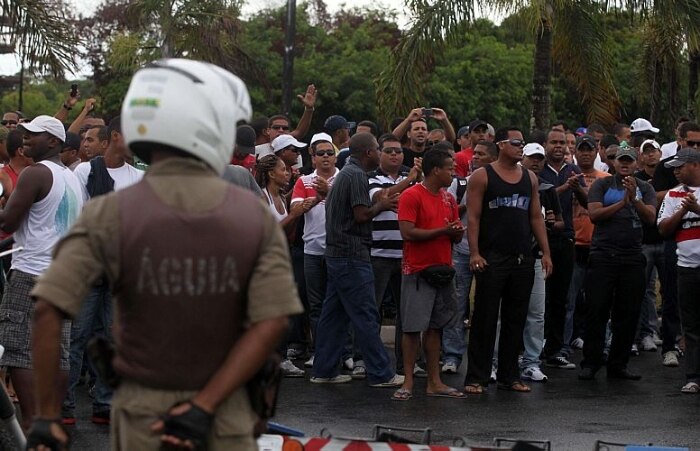 Bandidos aproveitam greve da PM e saqueiam lojas na Bahia
