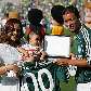 Pierre exibe camisa e placa comemorativa pelos 100 jogos no Palmeiras