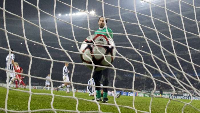 Buffon olha a bola dentro do gol da Juventus, que é goleada em casa pelo Bayern por 4 a 1