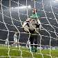 Buffon olha a bola dentro do gol da Juventus, que é goleada em casa pelo Bayern por 4 a 1 Buffon olha a bola dentro do gol da Juventus, que é goleada em casa pelo Bayern por 4 a 1
