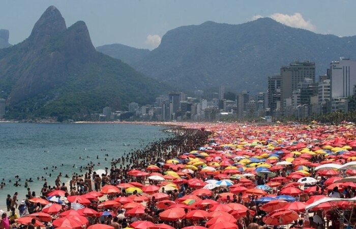 Tarde de domingo com sol leva cariocas à praia de Ipanema