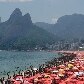 Tarde de domingo com sol leva cariocas à praia de Ipanema