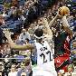 Chris Bosh, do Raptors, tenta o arremesso mesmo contra a marcação de Corey Brewer, do Timberwolves