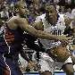 Howard, do Orlando Magic, tenta passar por Al Horford, do Hawks, em vitória no playoff da NBA Howard, do Orlando Magic, tenta passar por Al Horford, do Hawks, em vitória no playoff da NBA