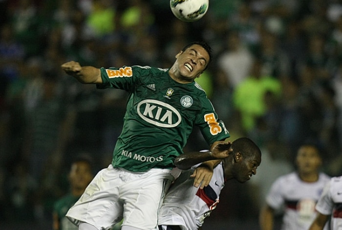 Palmeiras recebe Bahia, pressiona, mas acaba derrotado por 2 a 0.