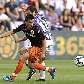 David Villa, do Valencia, disputa a bola com Luis Prieto, do Valladolid David Villa, do Valencia, disputa a bola com Luis Prieto, do Valladolid