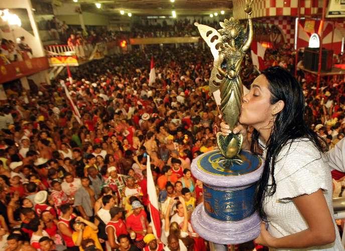 Regina Duran, presidente do Salgueiro, foi ovacionada na chegada à quadra da escola