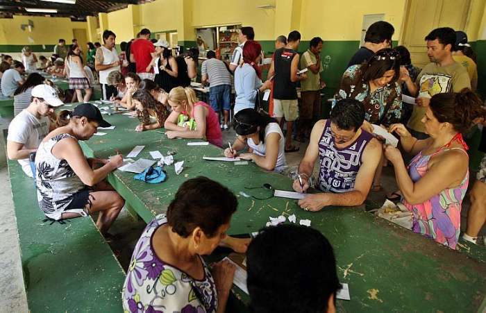 Fila para justificar voto na Escola Estadual Vicente de Carvalho, em Guarujá