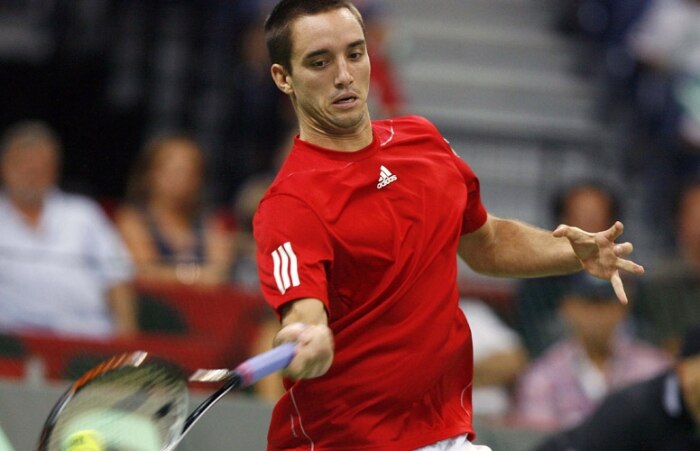 Viktor Troicki, da Sérvia, responde a jogada de David Nalbandian da Argentina, em Belgrado