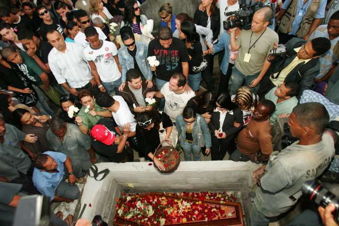 Familiares choram no enterro da vítima, morto por engano pela Polícia