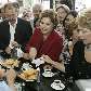 Dilma, Mercadante e Marta Suplicy comem pastel em bar antes de irem a Associação Comercial de Santos Dilma, Mercadante e Marta Suplicy comem pastel em bar antes de irem a Associação Comercial de Santos