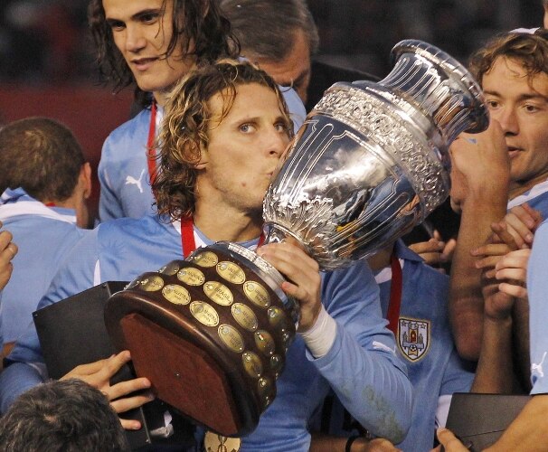 Forlán beija o troféu do título da Copa América