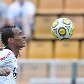 Arouca disputa bola com Liedson. 20/02/2011