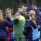 O técnico Dunga sorri entre as crianças que acompanharam treino da seleção em Curitiba