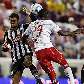 Luciano Castan, do Santos, disputa a bola com Ibrahim Salou, do NY Red Bulls, em amistoso