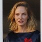 Uma Thurman aparece na sacada do hotel, atriz faz parte do juri