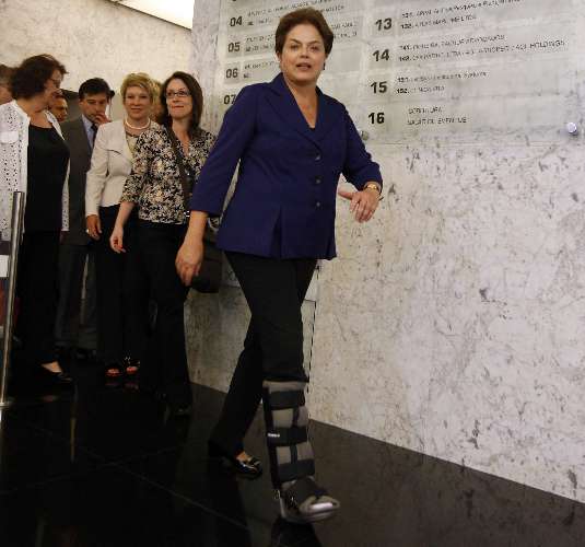 Dilma aparece com bota ortopédica após torcer o pé durante caminhada na esteira - 13.09.2010