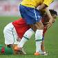 Após disputa de bola, Cristiano Ronaldo recebe ajuda de brasileiro para se levantar Após disputa de bola, Cristiano Ronaldo recebe ajuda de brasileiro para se levantar
