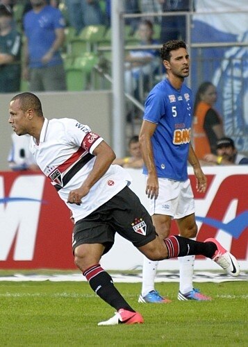São Paulo vence por 3 a 2 e arranca liderança do Cruzeiro no Brasileirão