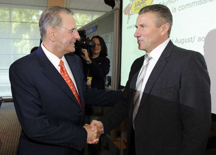Jacques Rogge, presidente do COI, cumprimenta o ex-saltador Sergey Bubka