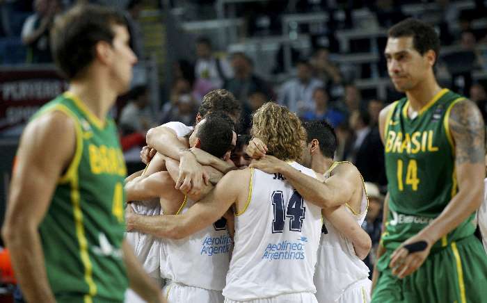 Os jogadores da Argentina comemoram a vitória por 93 a 89 sobre o Brasil, no Mundial de basquete