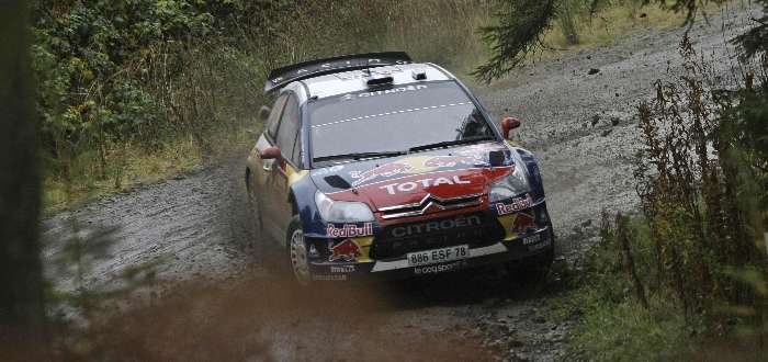 Loeb e Elna conduzem um Citroen em etapa do rali da Grã-Bretanha