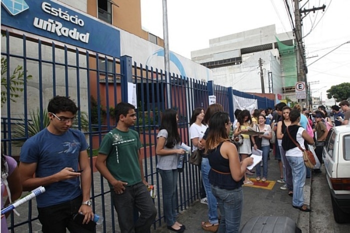 Vestibulandos aguardam hora da prova da Fuvest em SP