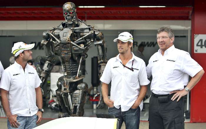 Barrichello e Button posam com boneco do filme 
