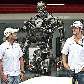 Barrichello e Button posam com boneco do filme 