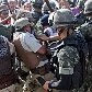 Confronto e tensão tomam conta da greve dos policiais militares da Bahia