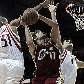 Varejão, dos Cavs, tenta passar por Battier e Yao Ming, dos Rockets