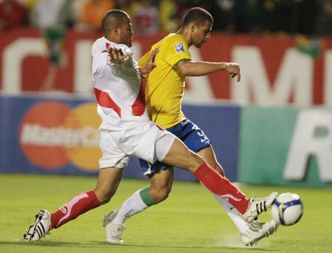 Felipe Melo chuta para fazer o terceiro gol do Brasil contra o Peru